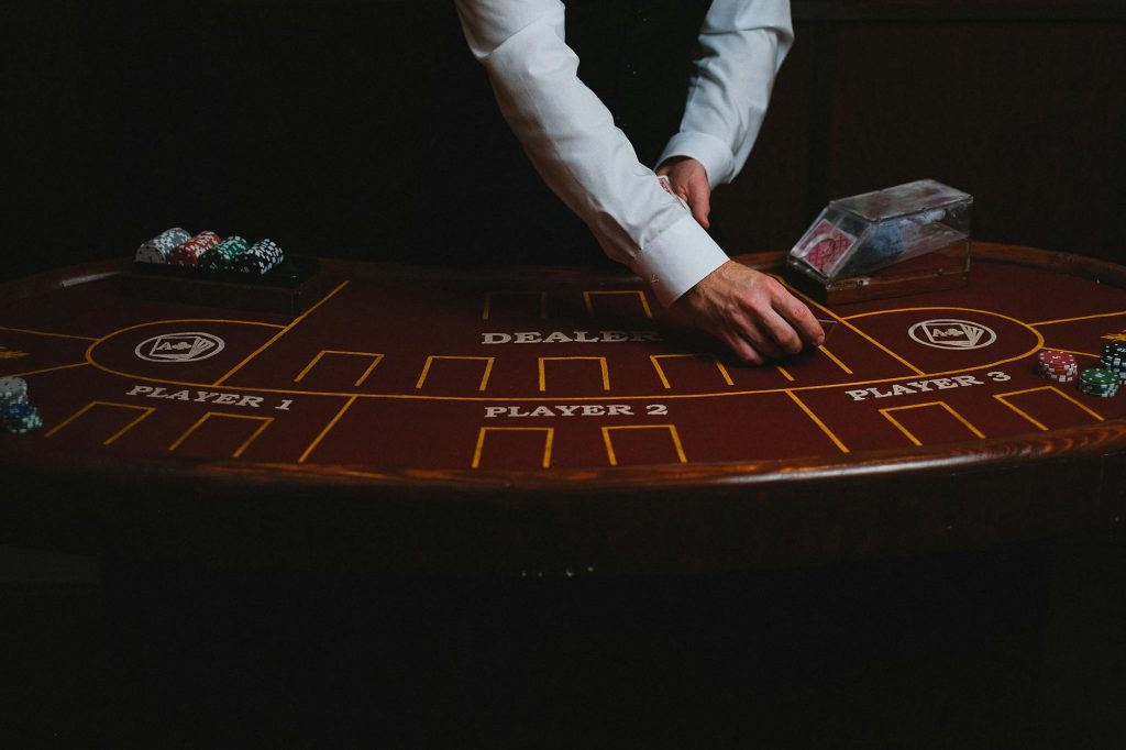 Cận cảnh một ván blackjack với bài của người chơi và lá bài ngửa của nhà cái