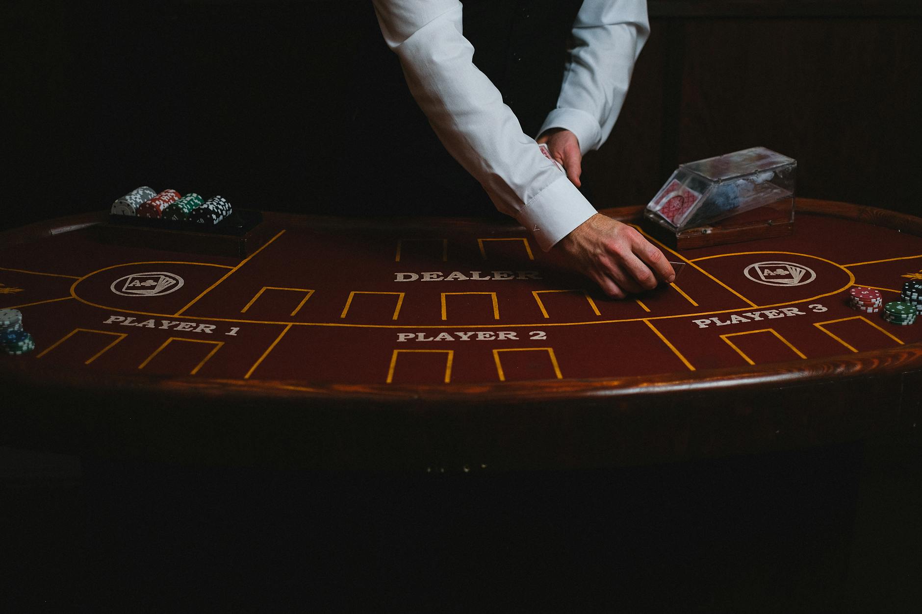 Cận cảnh một ván blackjack với bài của người chơi và lá bài ngửa của nhà cái