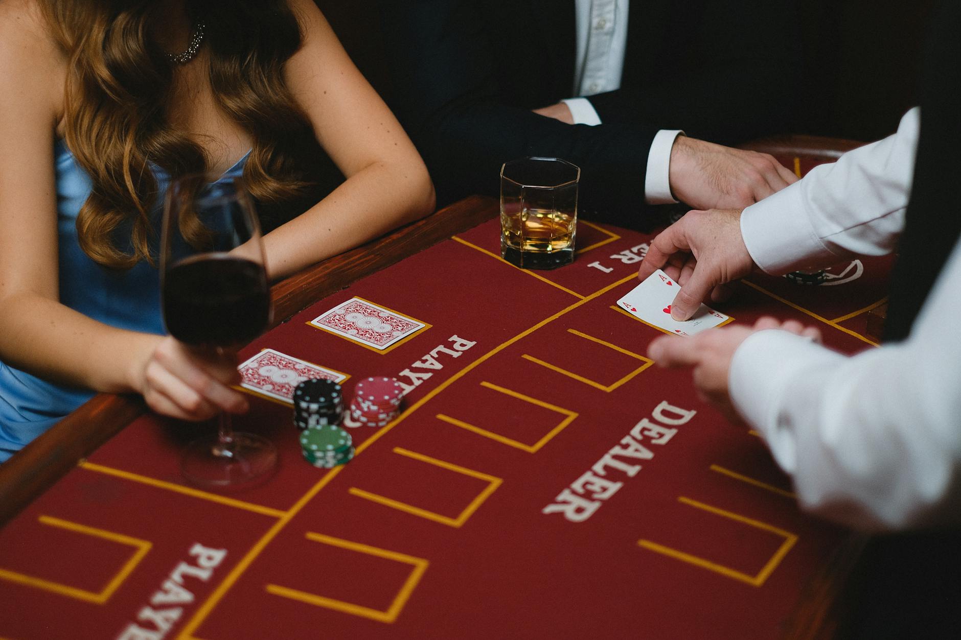 Bàn baccarat live với dealer thật trong studio ánh sáng chuyên nghiệp