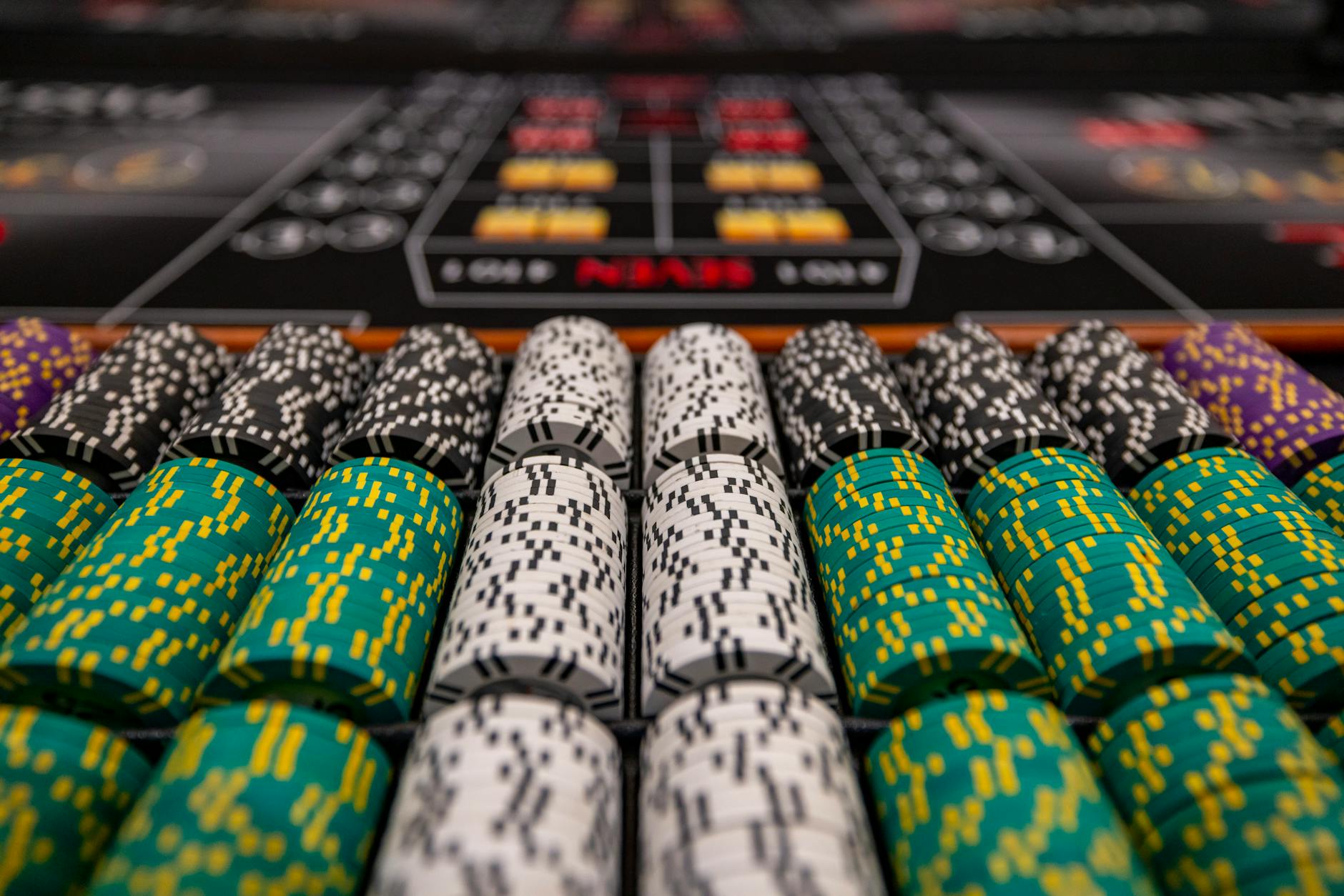 Bàn baccarat với chip cược và bảng kết quả đơn giản, phù hợp minh họa ví dụ chiến thuật