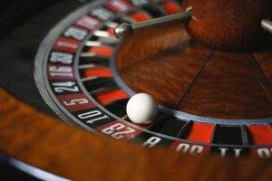 Bánh xe roulette và chip cược đặt gần bàn chơi