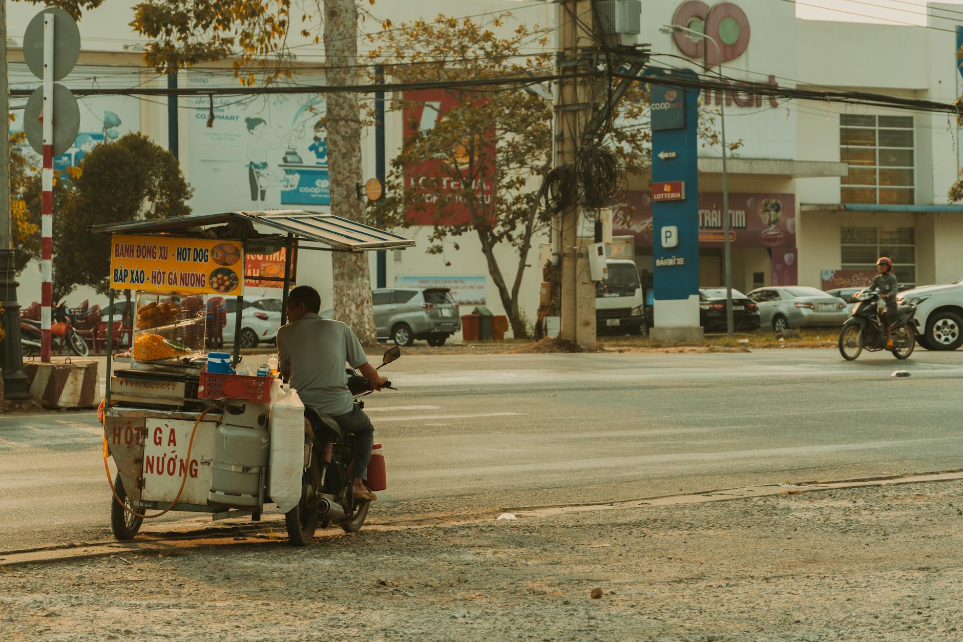 Người xem ghi chép nhận định và quản lý vốn khi theo dõi trận đấu