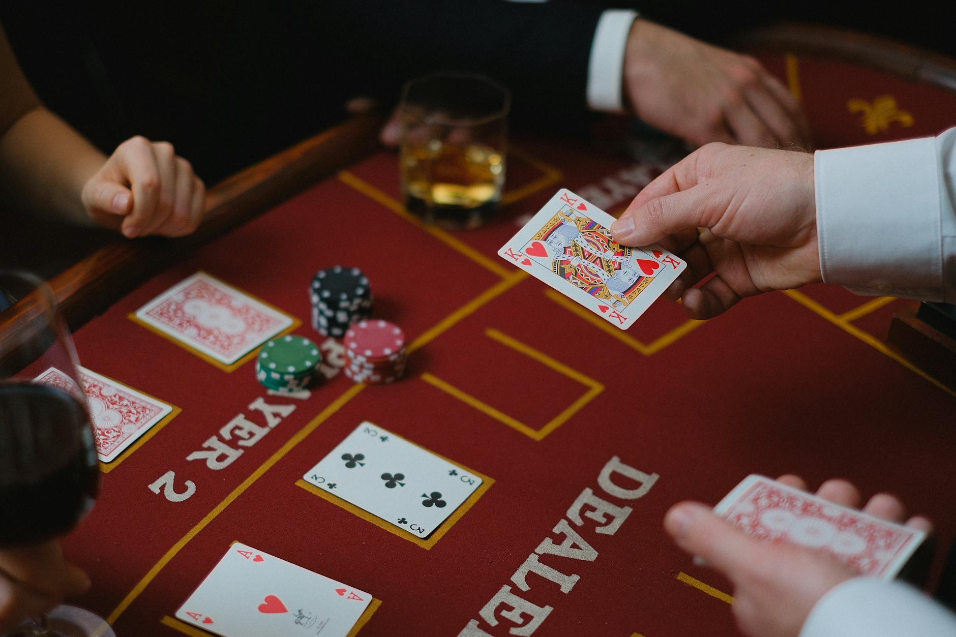 Người chơi theo dõi ván xì dách online trên điện thoại với giao diện rõ ràng