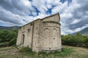 Người chơi xem bảng kết quả xổ số và ghi chú bộ số đã chọn