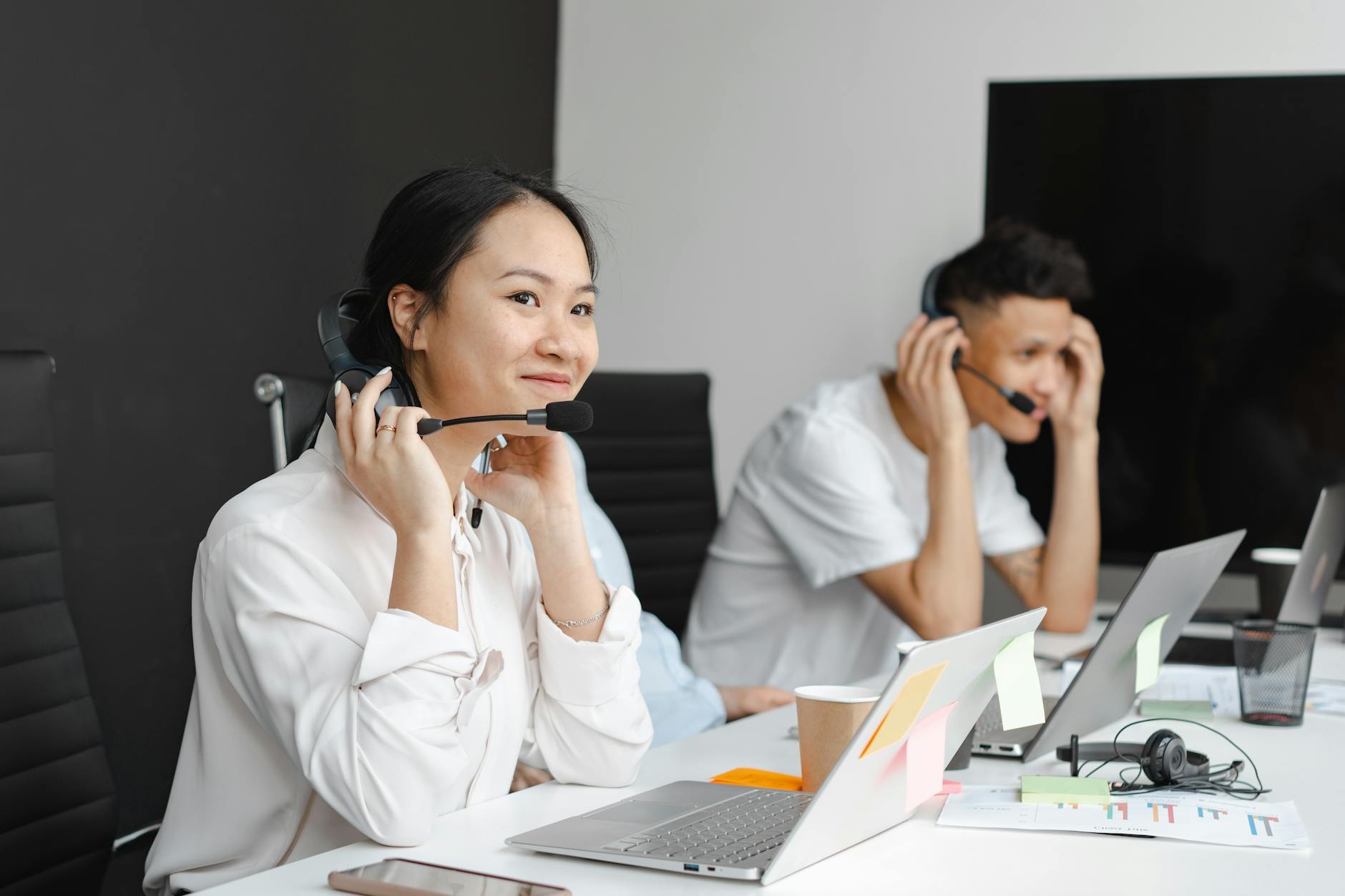 Nhân viên hỗ trợ khách hàng hướng dẫn thay đổi thông tin tài khoản ngân hàng