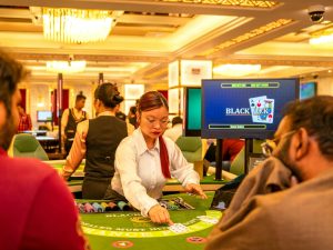 Người chơi đang xem và chọn game trong sảnh trực tuyến bằng điện thoại