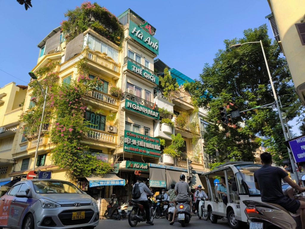 Người dùng chụp ảnh giấy tờ tùy thân rõ nét để xác minh tài khoản