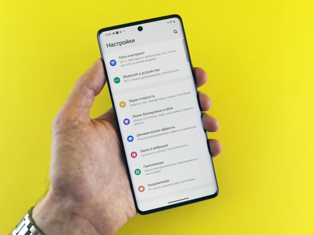 Người dùng mở phần cài đặt ứng dụng trên Android để xóa cache
