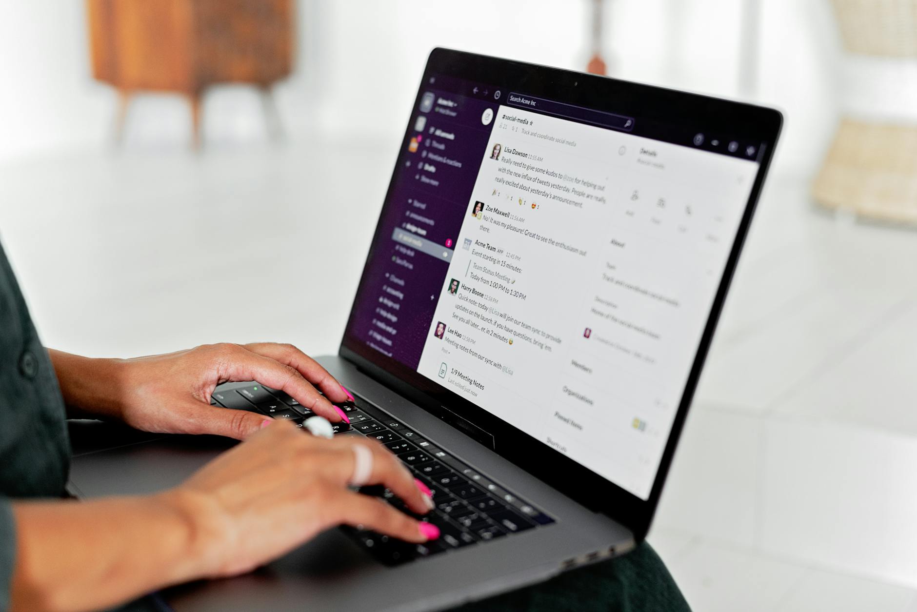 Người dùng liên hệ hỗ trợ trực tuyến trên laptop để hỏi lỗi truy cập