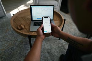 Người dùng kiểm tra thông tin tài khoản và giao dịch trước khi tham gia