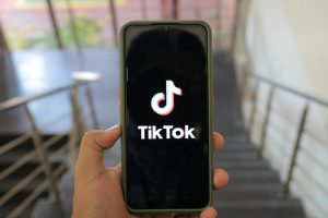 Người dùng kiểm tra nền tảng giải trí trực tuyến trên điện thoại