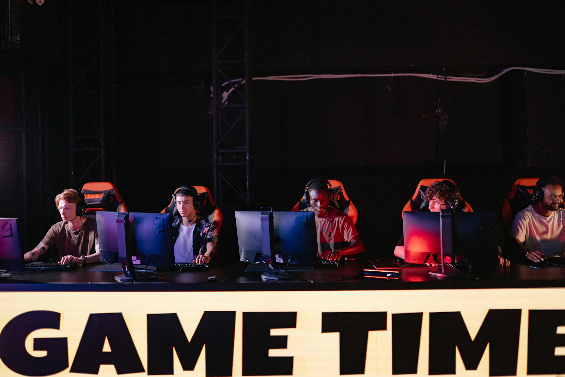 Tuyển thủ thi đấu CS2 trên sân khấu giải esports