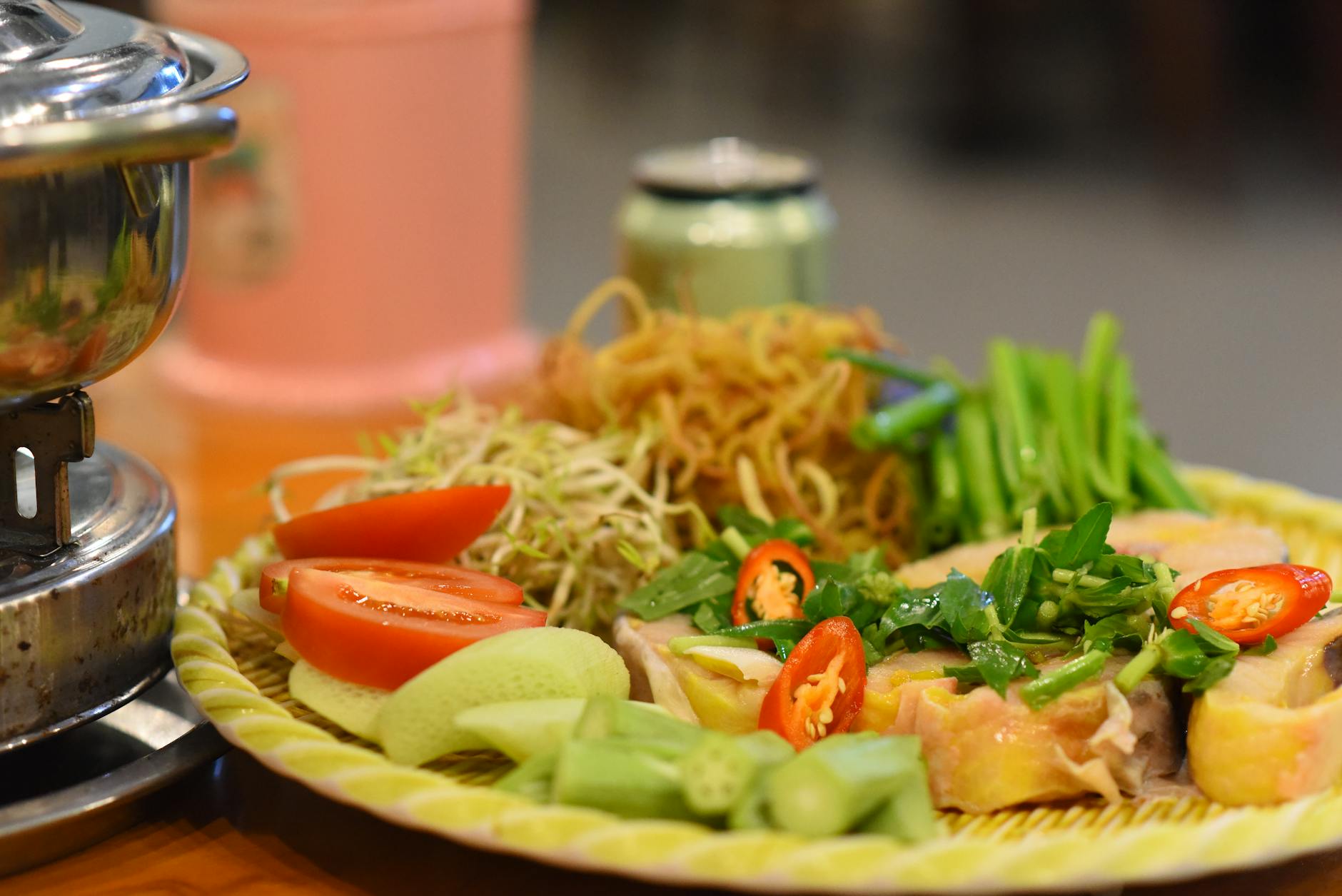 Cận cảnh gà chọi trước trận để quan sát thể trạng và độ sung
