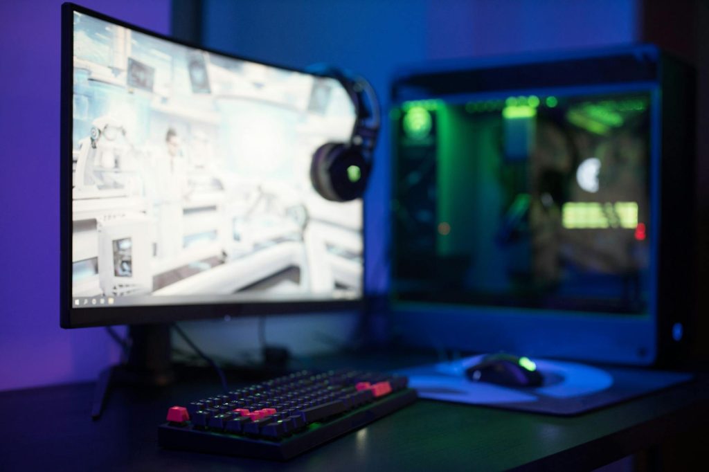 Người chơi đang phân tích số liệu trận eSports trước khi vào kèo