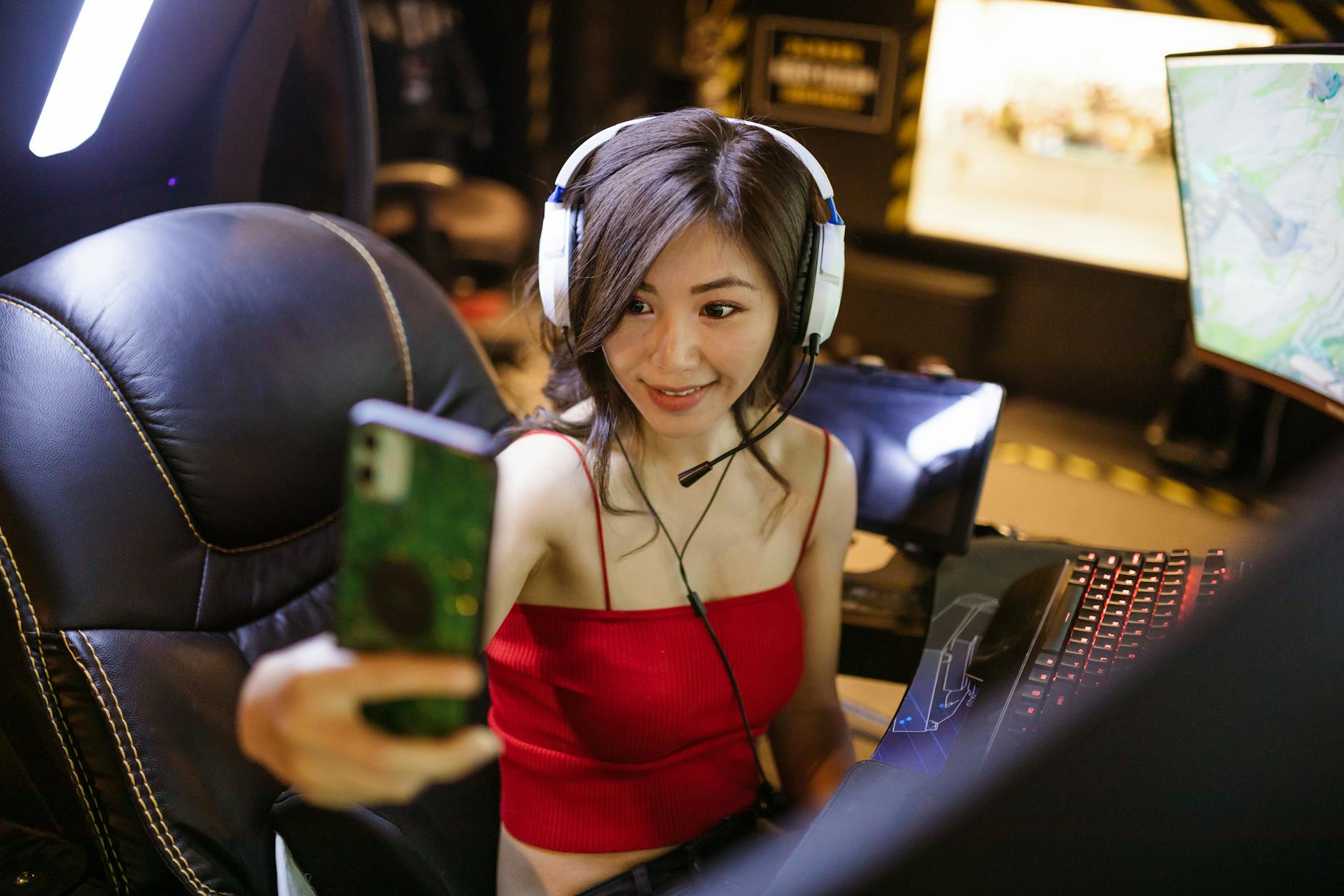 Người dùng theo dõi trận e-sport bằng điện thoại trong không gian cá nhân