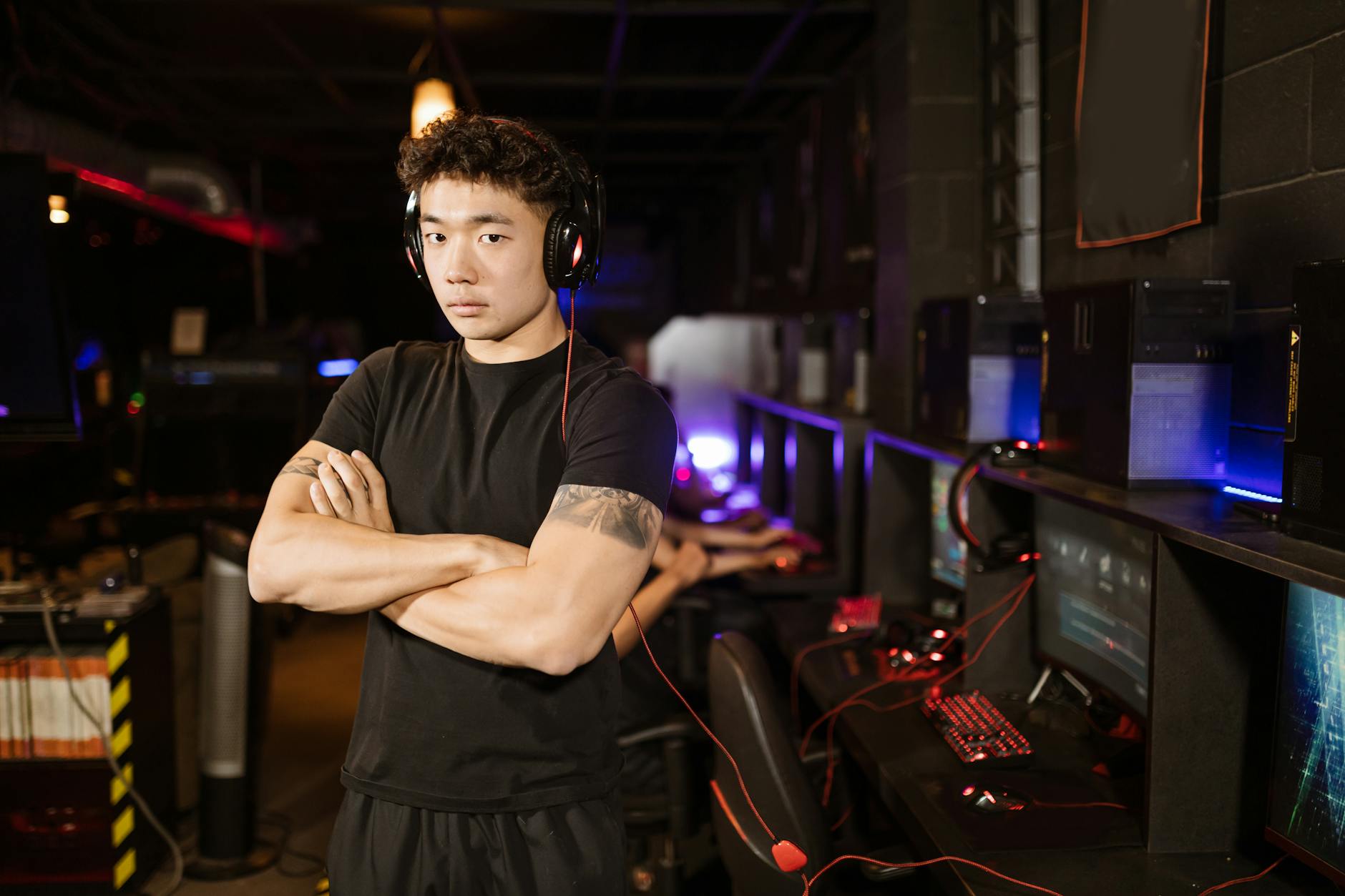 Không khí một giải đấu e-sport với sân khấu và khán giả theo dõi