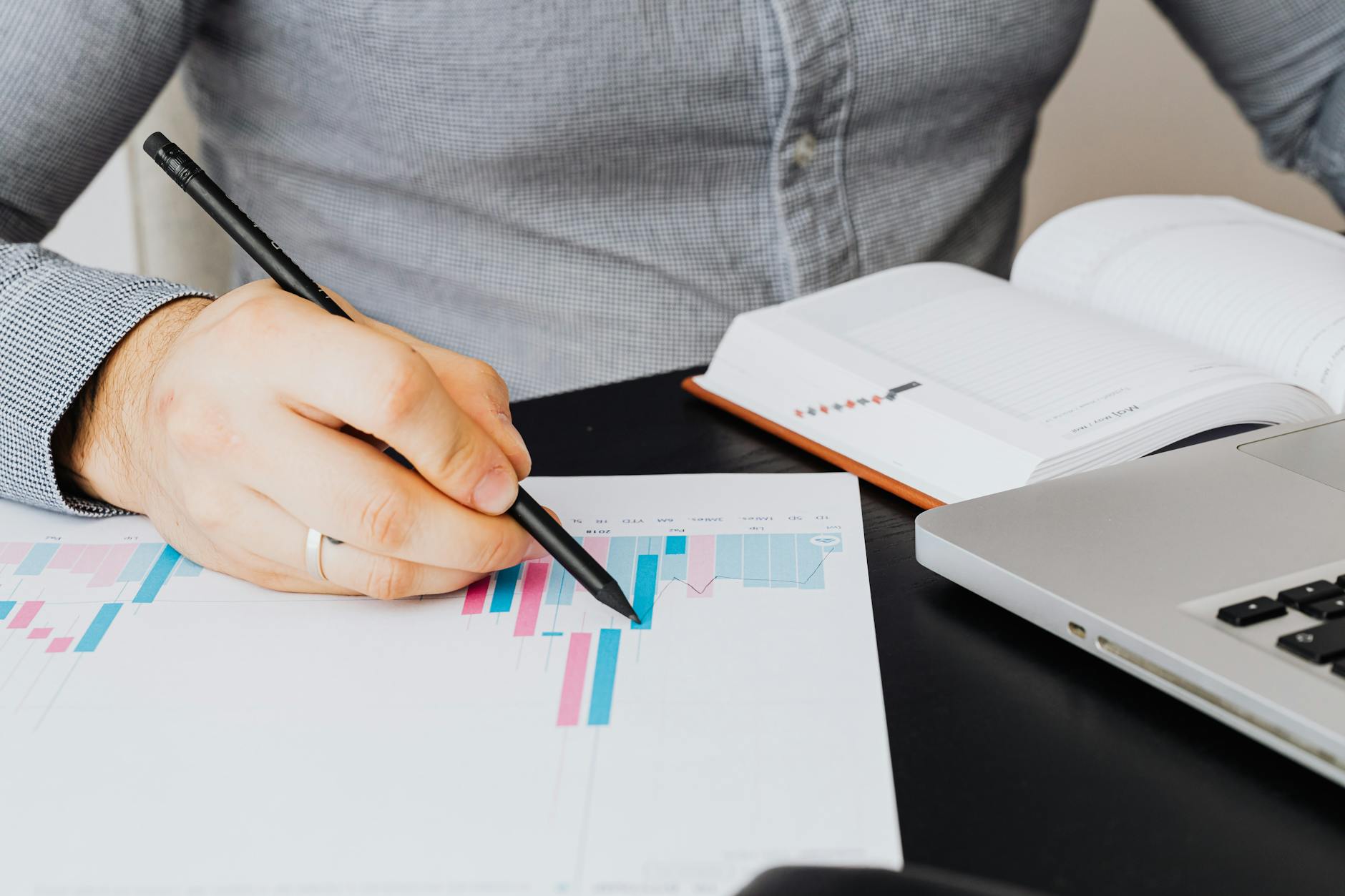 Chuyên viên marketing xem báo cáo traffic và tỷ lệ chuyển đổi