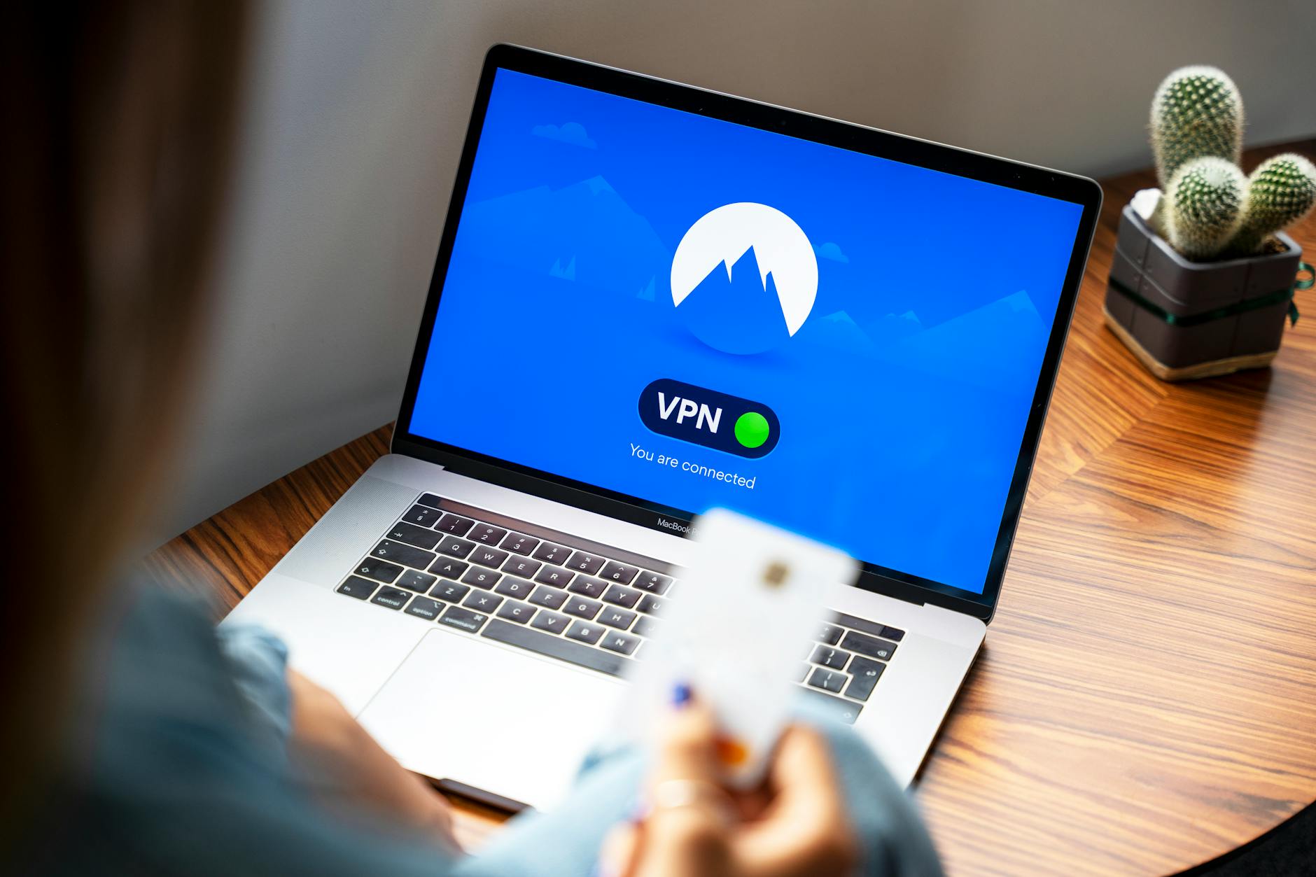 Minh họa kết nối an toàn giữa laptop và điện thoại với biểu tượng bảo mật tối giản