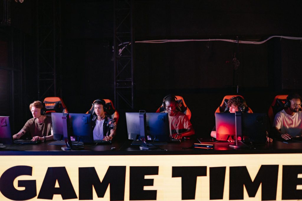 Tuyển thủ eSports thi đấu trên sân khấu, phù hợp minh họa cho kèo thắng map