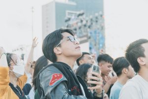 Người chơi xem kèo thể thao trên điện thoại và ghi chú ngân sách