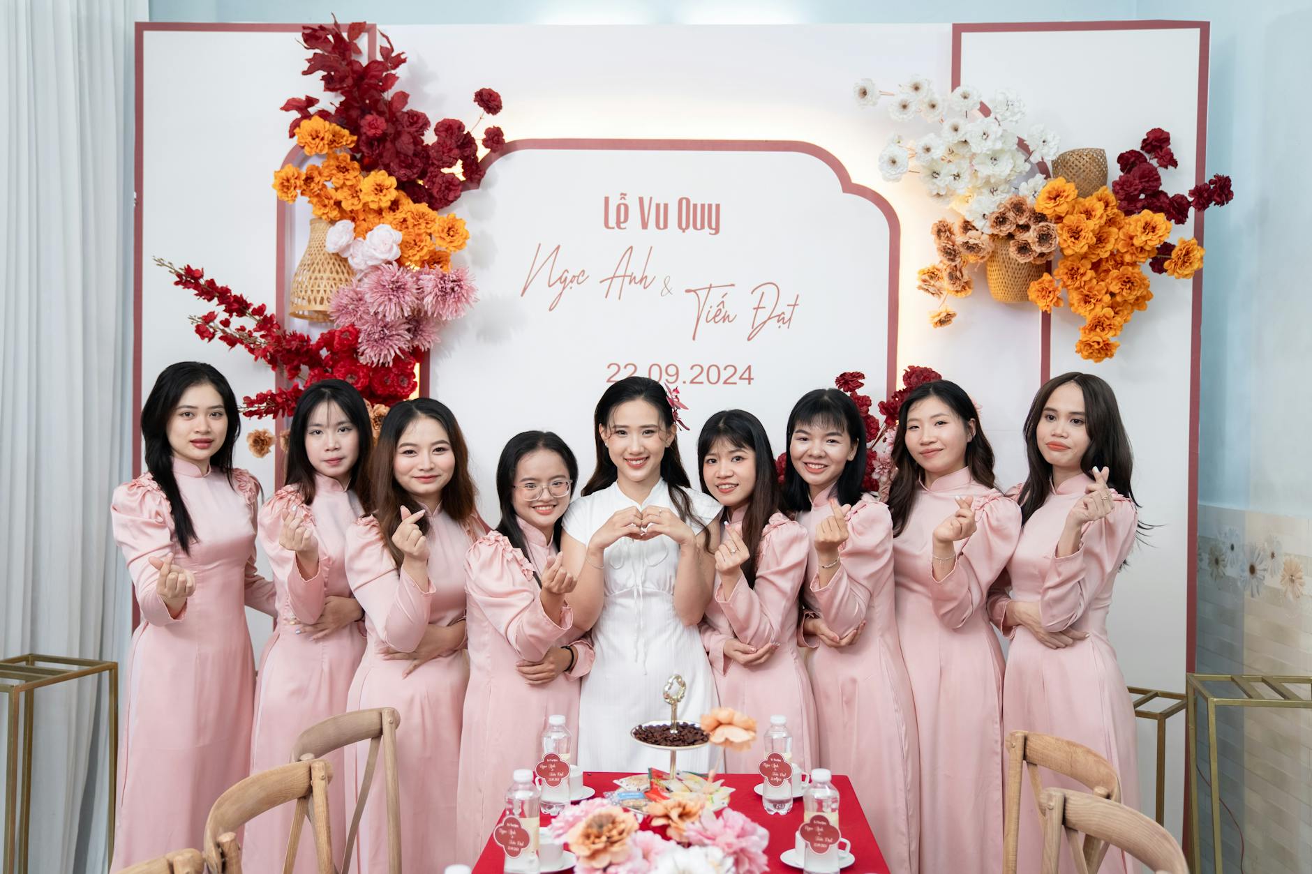Người chơi theo dõi tỷ lệ cược trên điện thoại và ghi chú quản lý vốn
