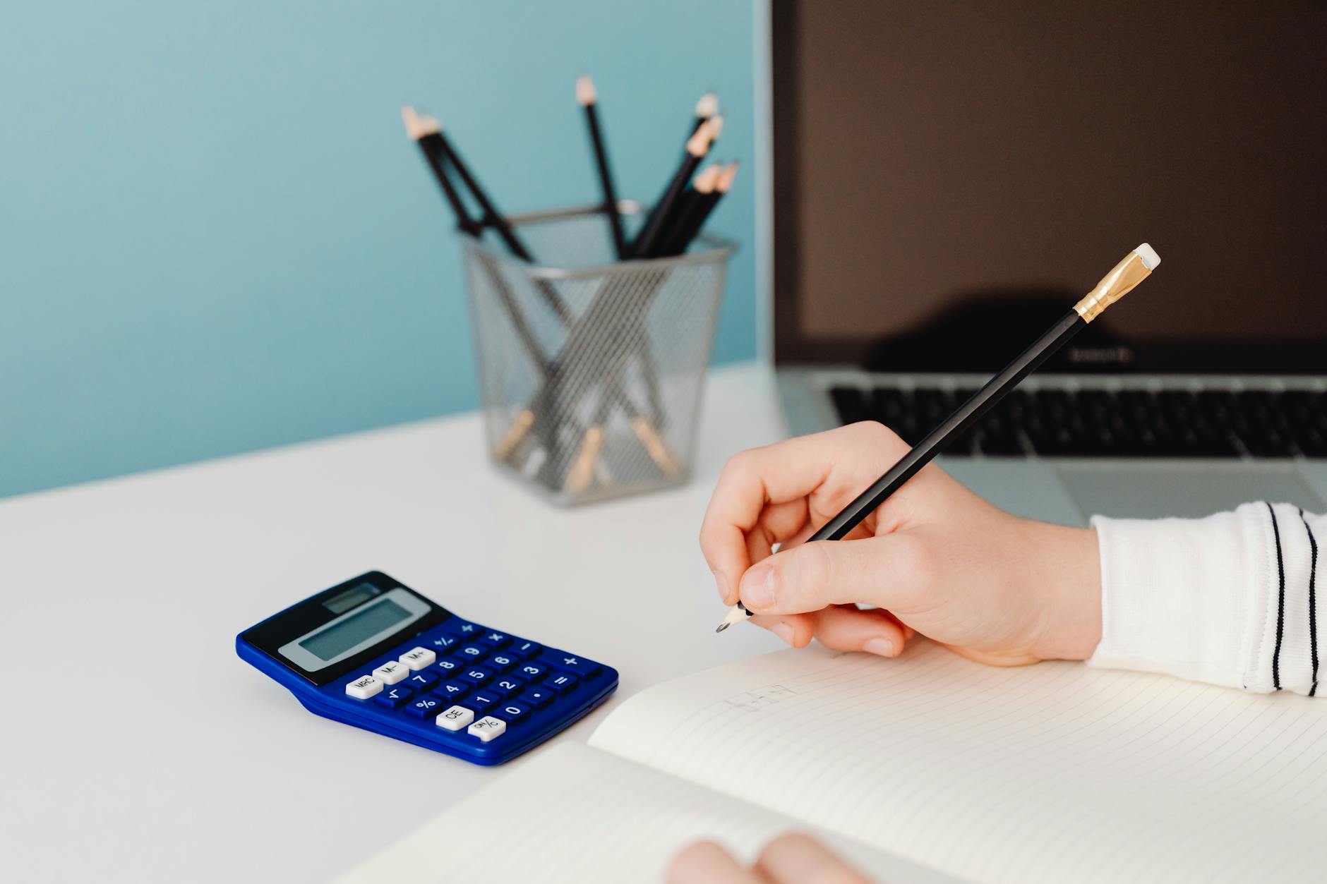 Sổ tay ghi chép kết quả và máy tính dùng để theo dõi bankroll