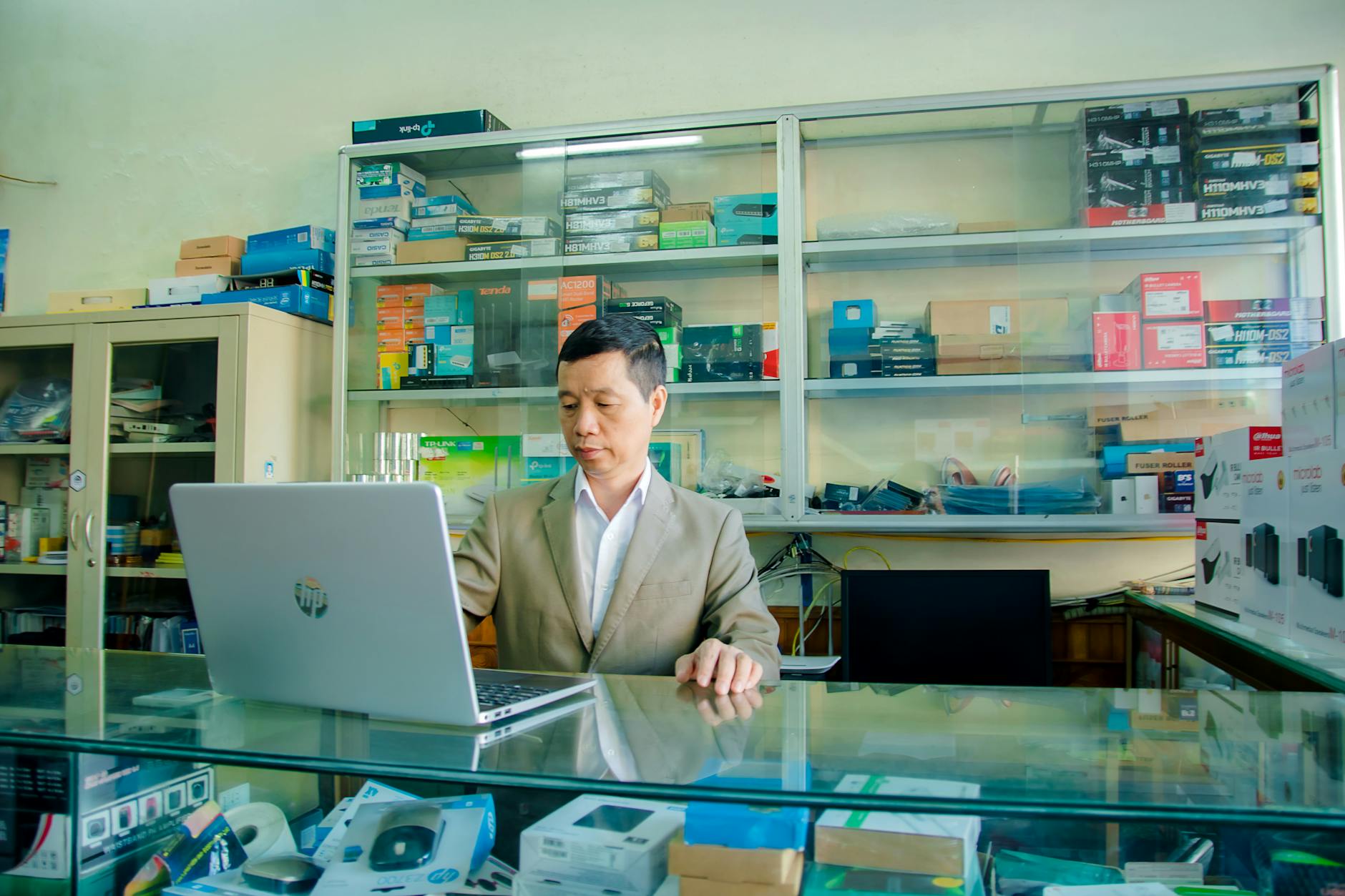 Người dùng liên hệ hỗ trợ khách hàng trực tuyến khi gặp vấn đề tài khoản