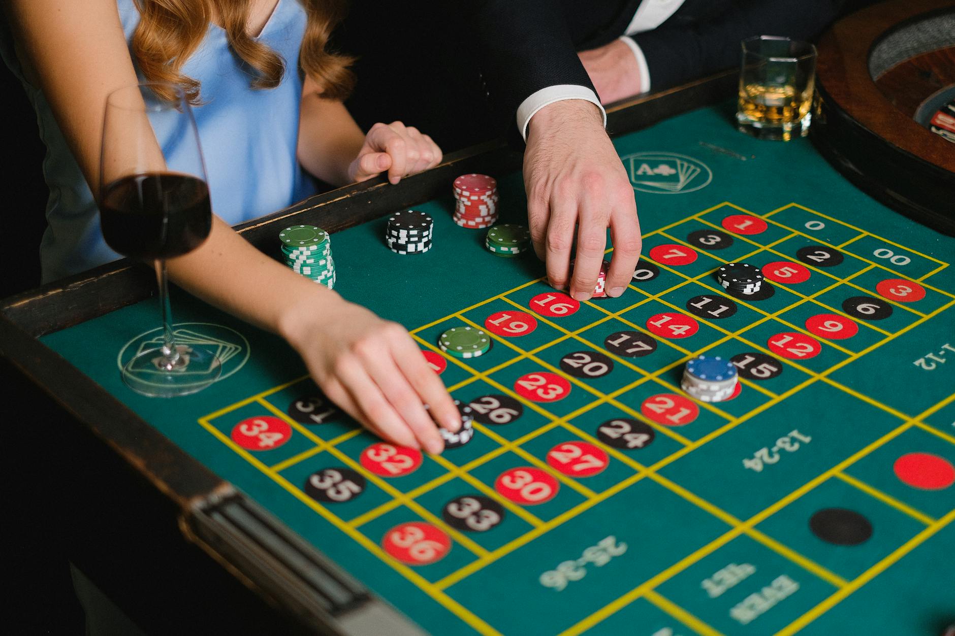Giao diện máy slot với vòng quay và biểu tượng bonus, minh họa cách chọn game dễ vào vòng thưởng