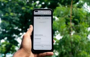 Người dùng mở khung chat hỗ trợ trực tuyến trên điện thoại