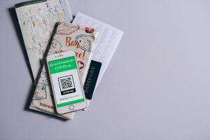 Người dùng quét mã QR để nạp tiền nhanh trên điện thoại