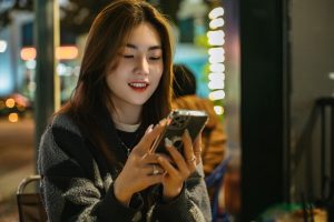 Người dùng kiểm tra cài đặt bảo mật để đăng xuất tài khoản khỏi các thiết bị khác