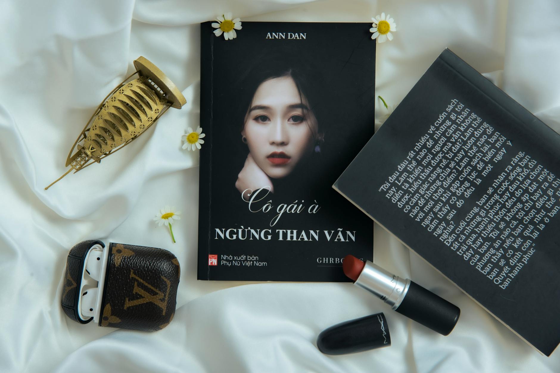 Sổ tay ghi chép ngân sách cá nhân bên cạnh điện thoại