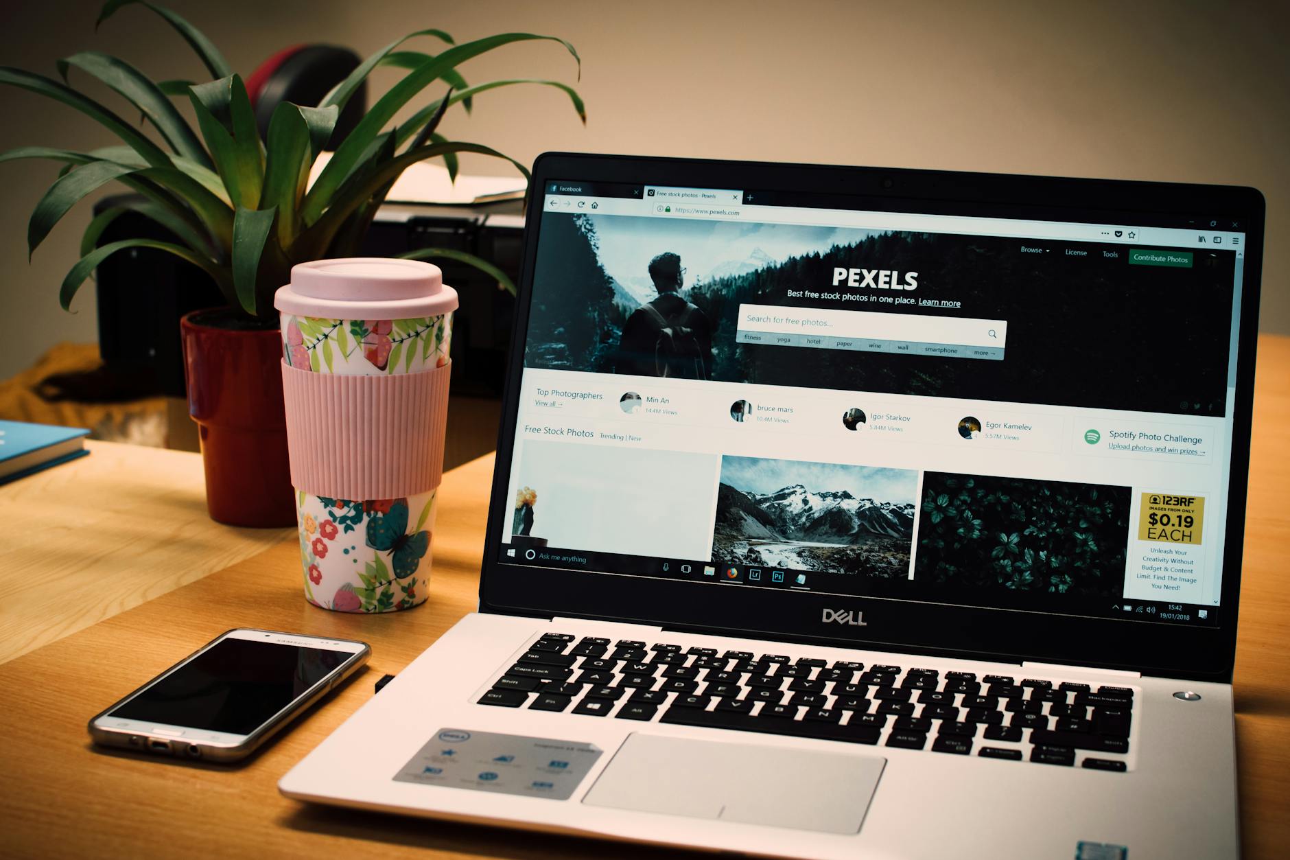 Minh họa vị trí mục ngôn ngữ trên giao diện website máy tính