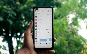 Người dùng liên hệ bộ phận hỗ trợ qua khung chat trên điện thoại