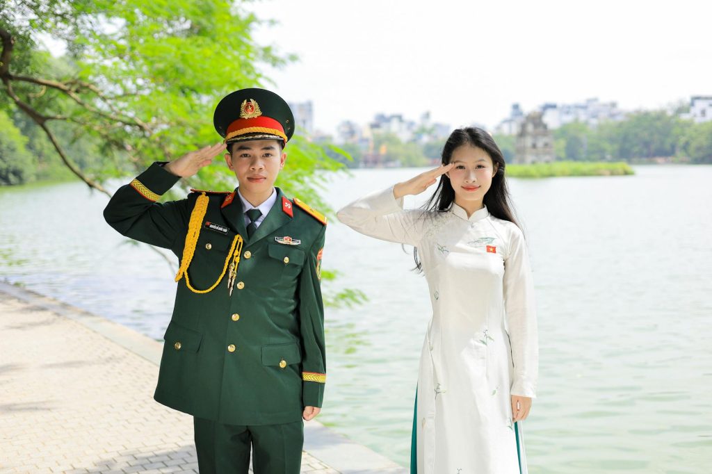 Người dùng mở mục bảo mật để kiểm tra lịch sử đăng nhập trên điện thoại