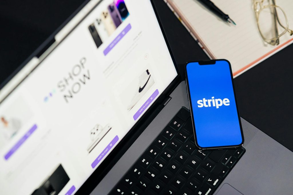 Người dùng kiểm tra trạng thái truy cập website trên điện thoại và laptop