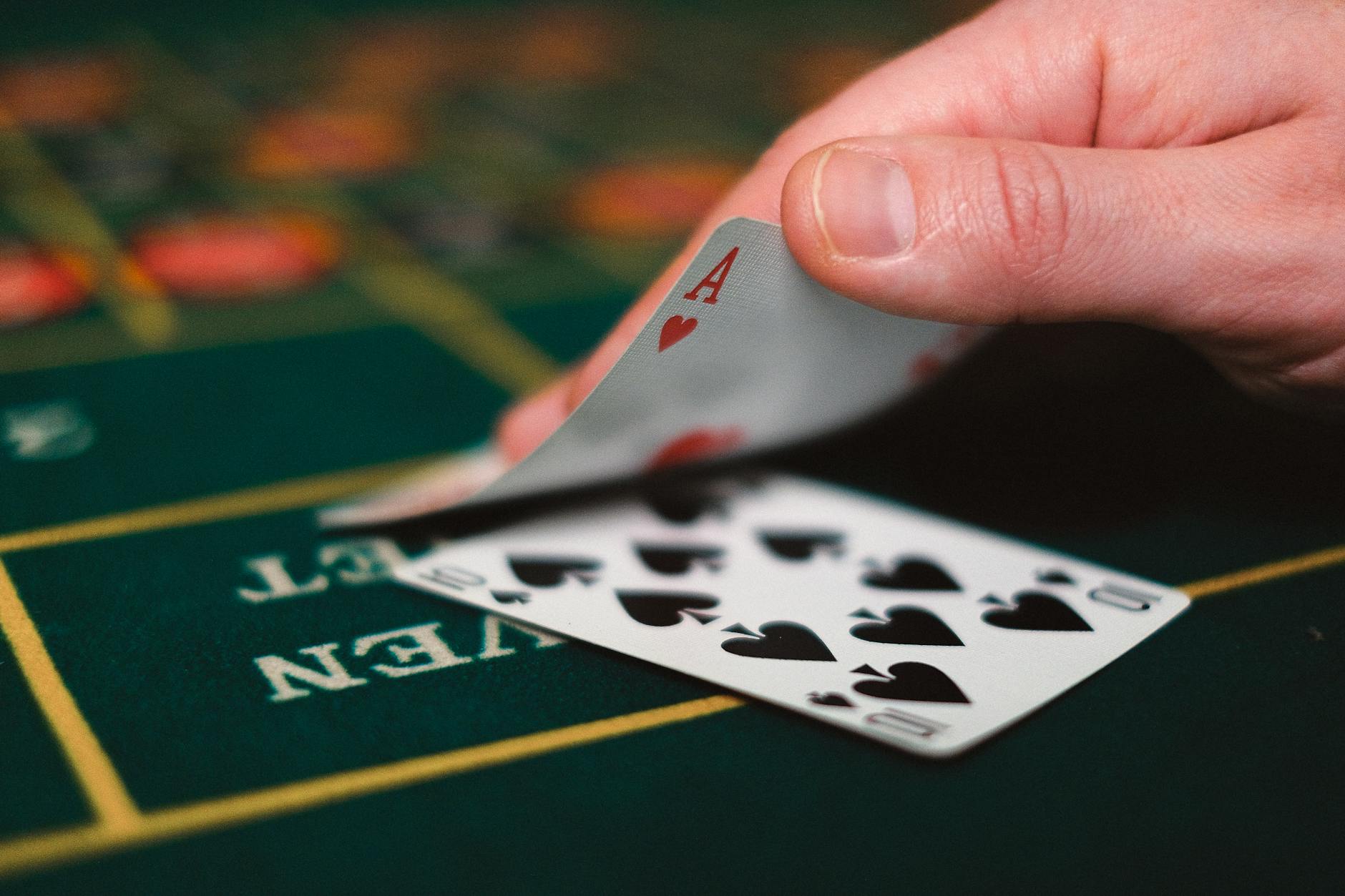 Người dùng xem danh mục game phổ biến trên giao diện di động