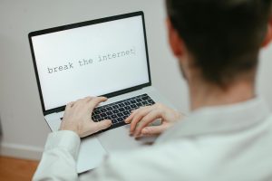 Người dùng kiểm tra biểu tượng khóa bảo mật trên trình duyệt khi truy cập website