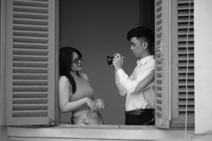 Người dùng chuẩn bị giấy tờ để xác minh danh tính tài khoản trực tuyến