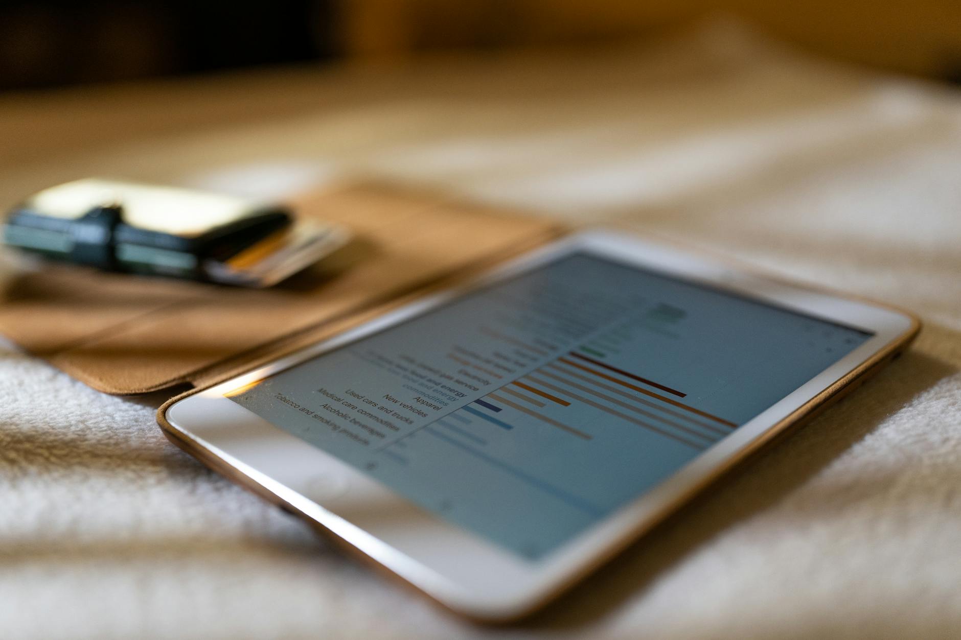 iPad và máy tính bảng Android đặt cạnh nhau với kết nối mạng ổn định