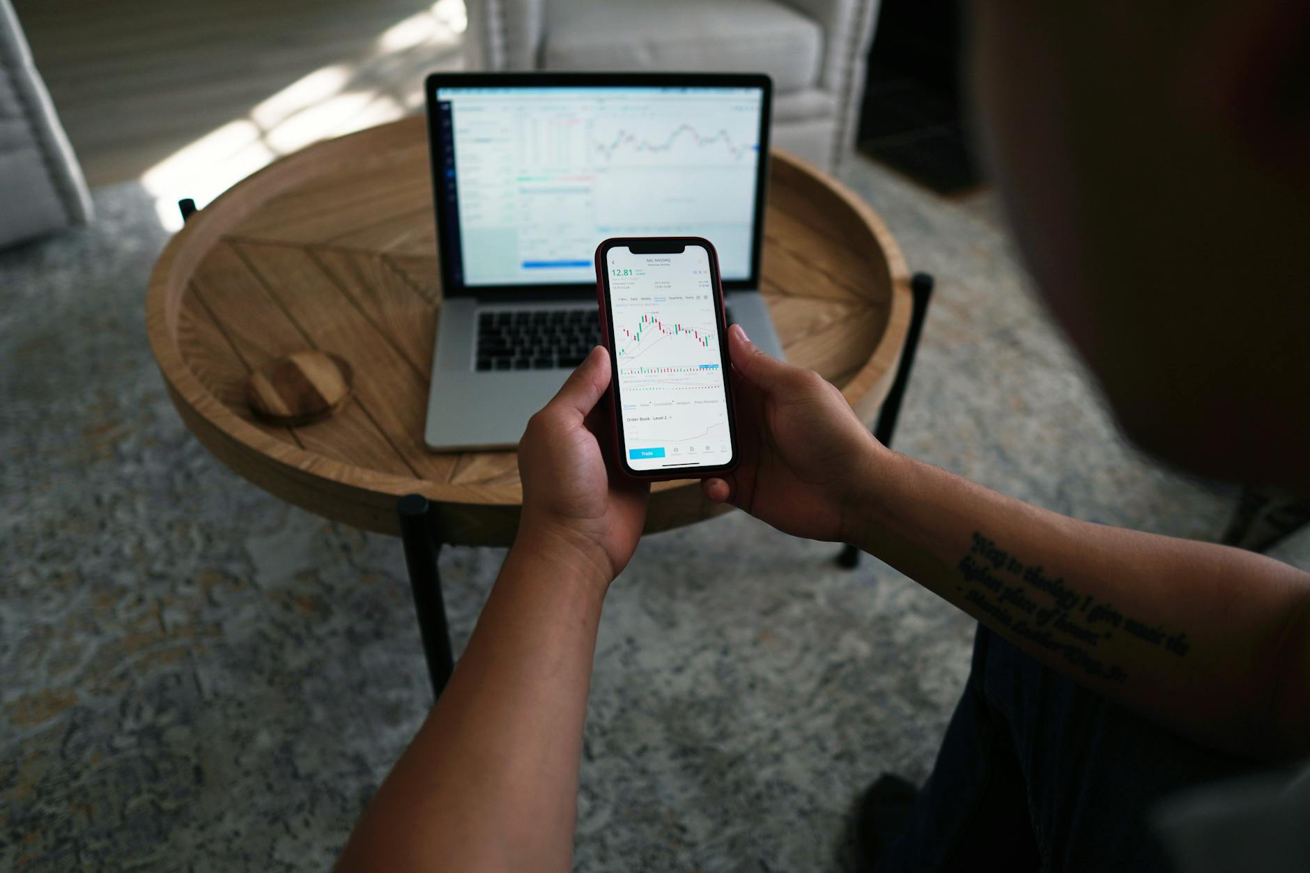 Theo dõi bóng đá trên laptop và điện thoại với kết nối ổn định