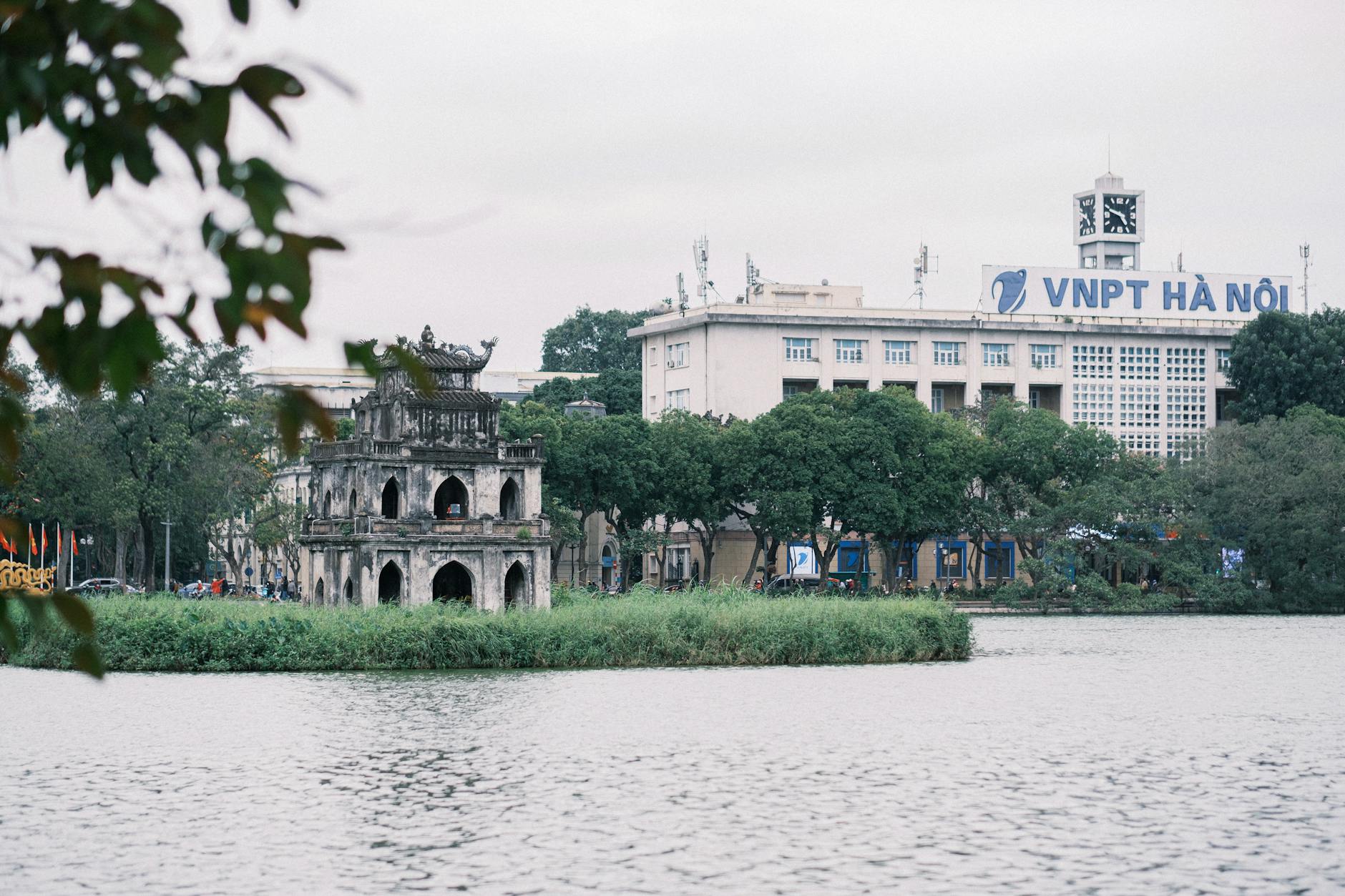 Người dùng kiểm tra lịch sử giao dịch và ưu đãi trên điện thoại