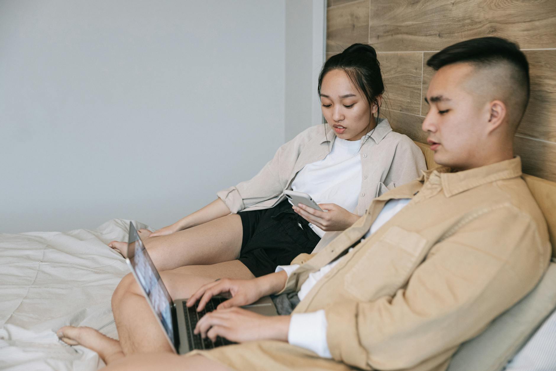 Người dùng thử truy cập trên laptop và điện thoại để kiểm tra lỗi do thiết bị hay hệ thống