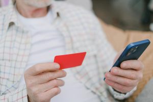 Người dùng thao tác nạp tiền online bằng điện thoại và mã QR