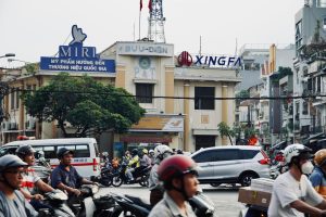 Người dùng chụp ảnh CCCD rõ nét bằng điện thoại để cập nhật thông tin