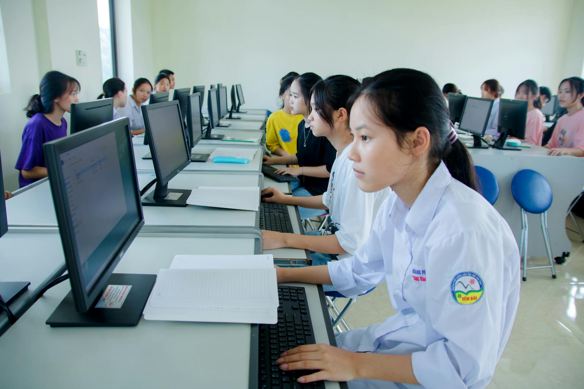 Giao diện hồ sơ cá nhân trên máy tính với khu vực tải ảnh đại diện
