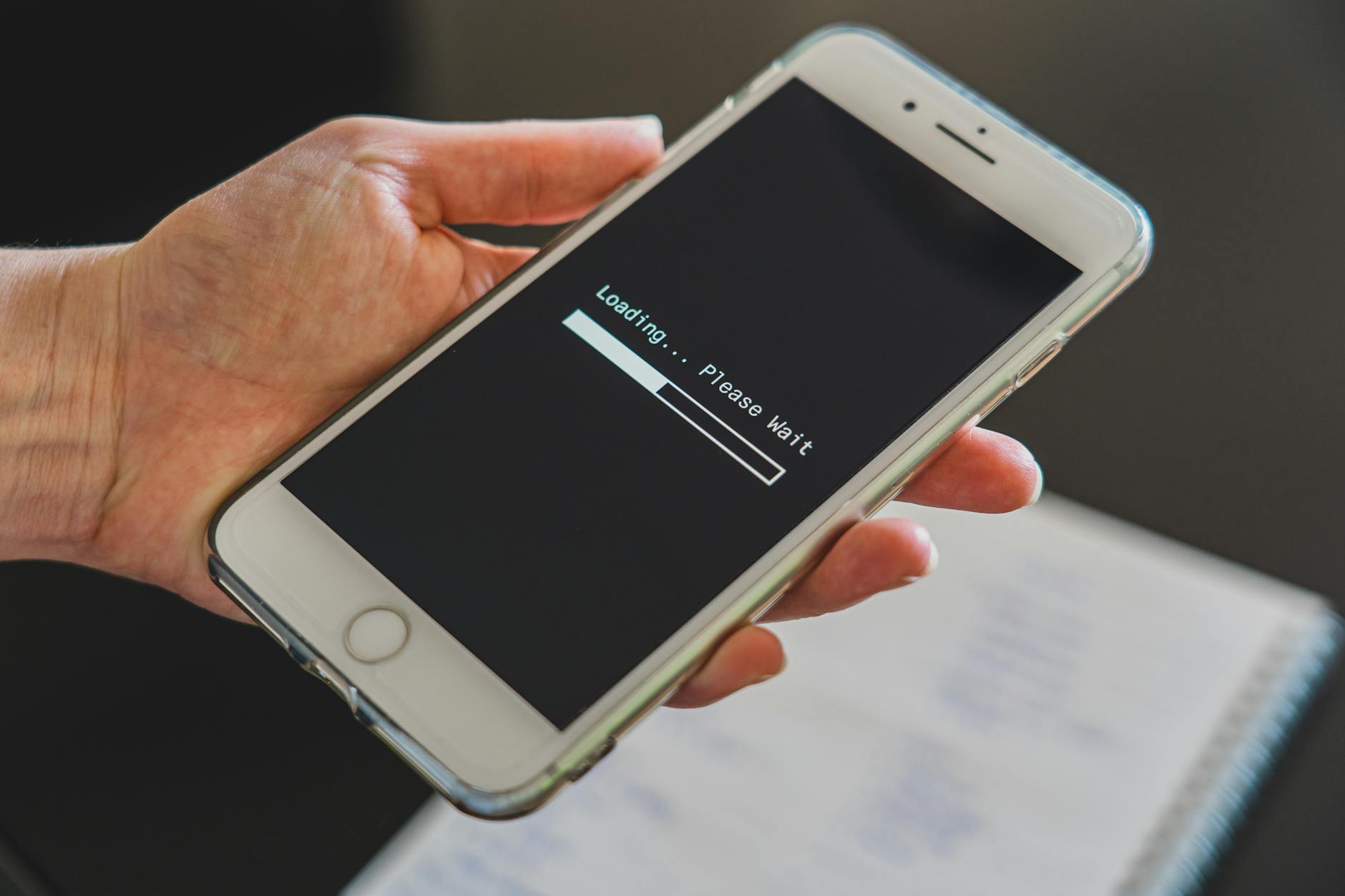 Người dùng thao tác trên iPhone ở nơi có kết nối mạng ổn định