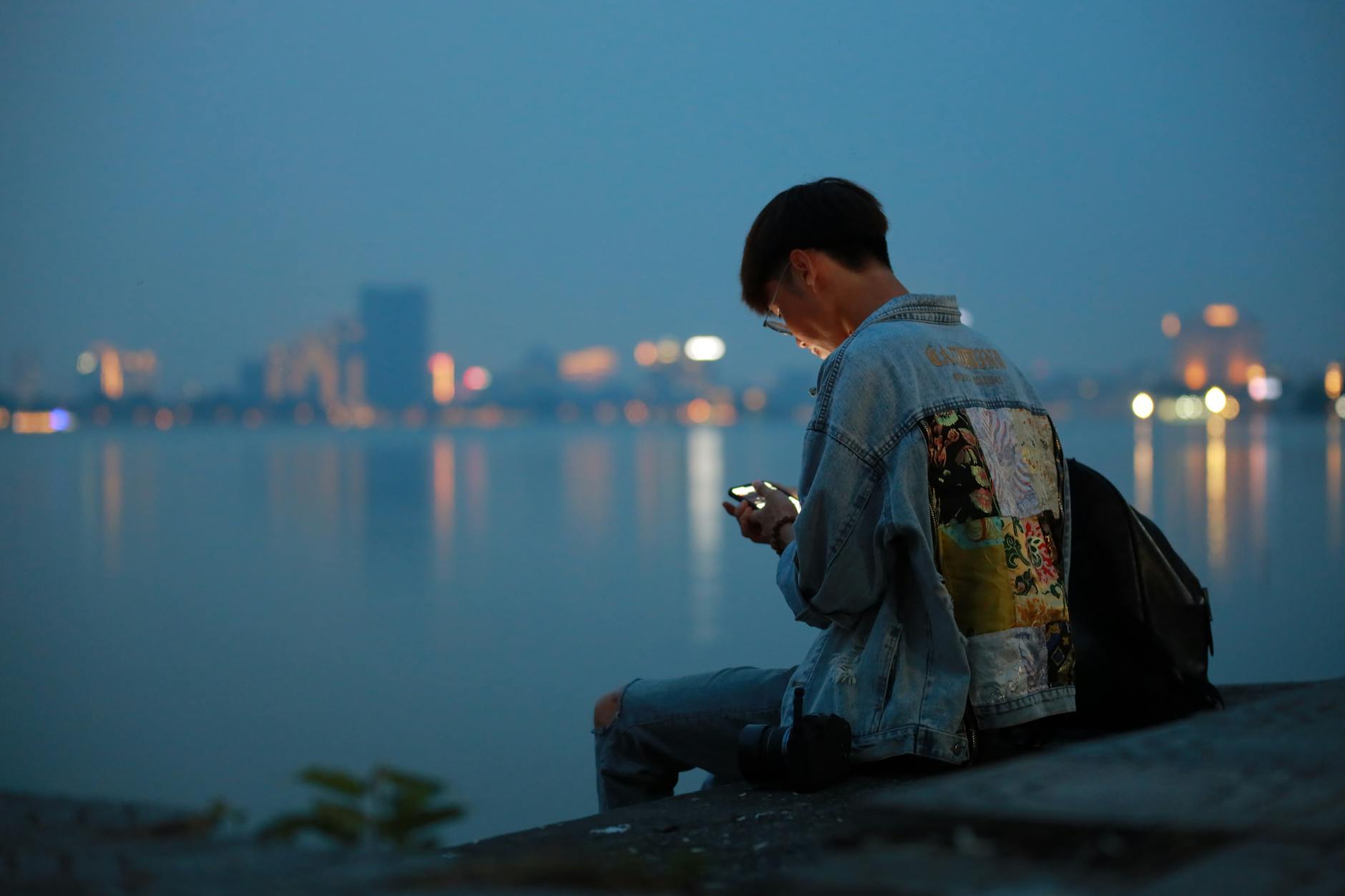 Người dùng kiểm tra mục ưu đãi trên điện thoại
