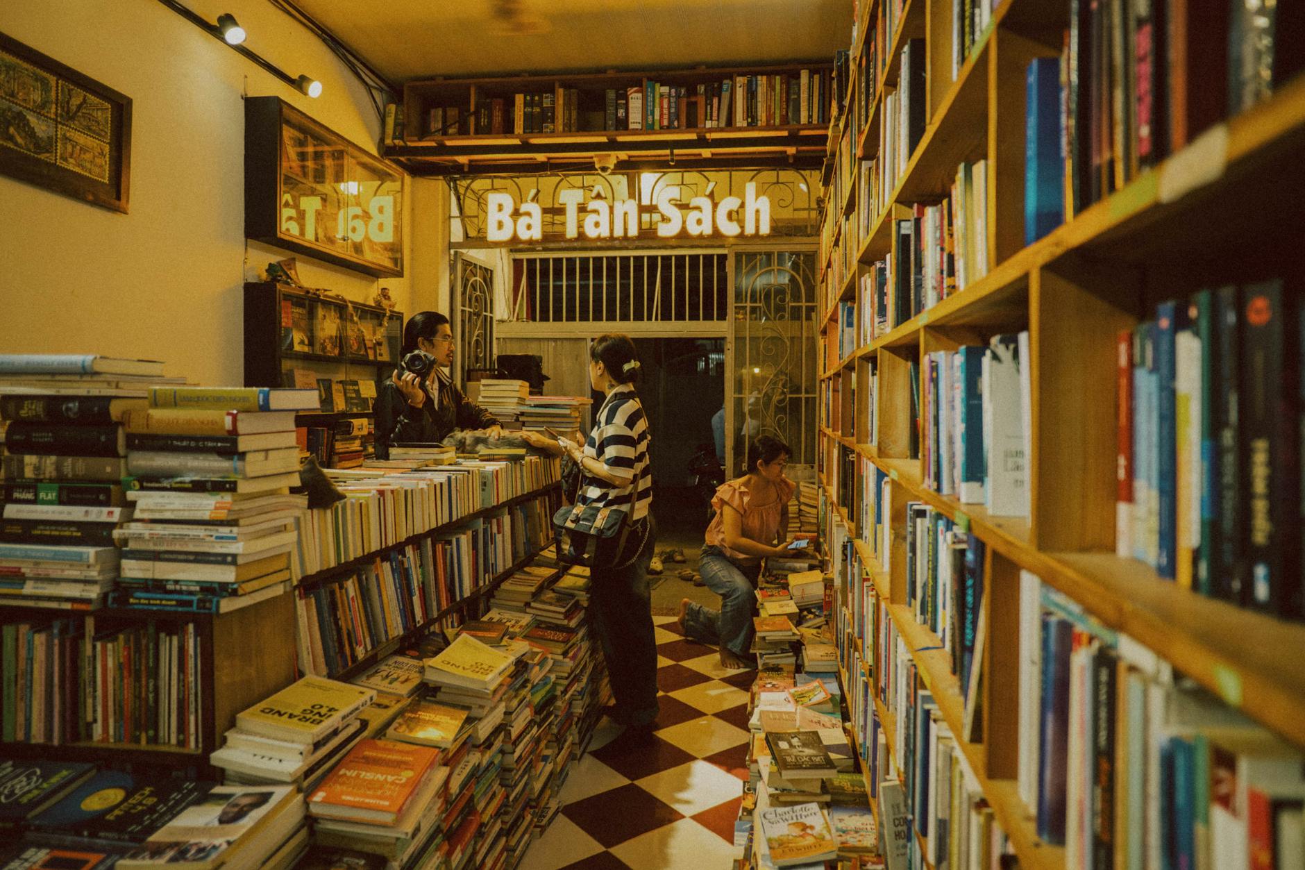 Người dùng ghi chú kế hoạch và ngân sách khi thao tác trên máy tính